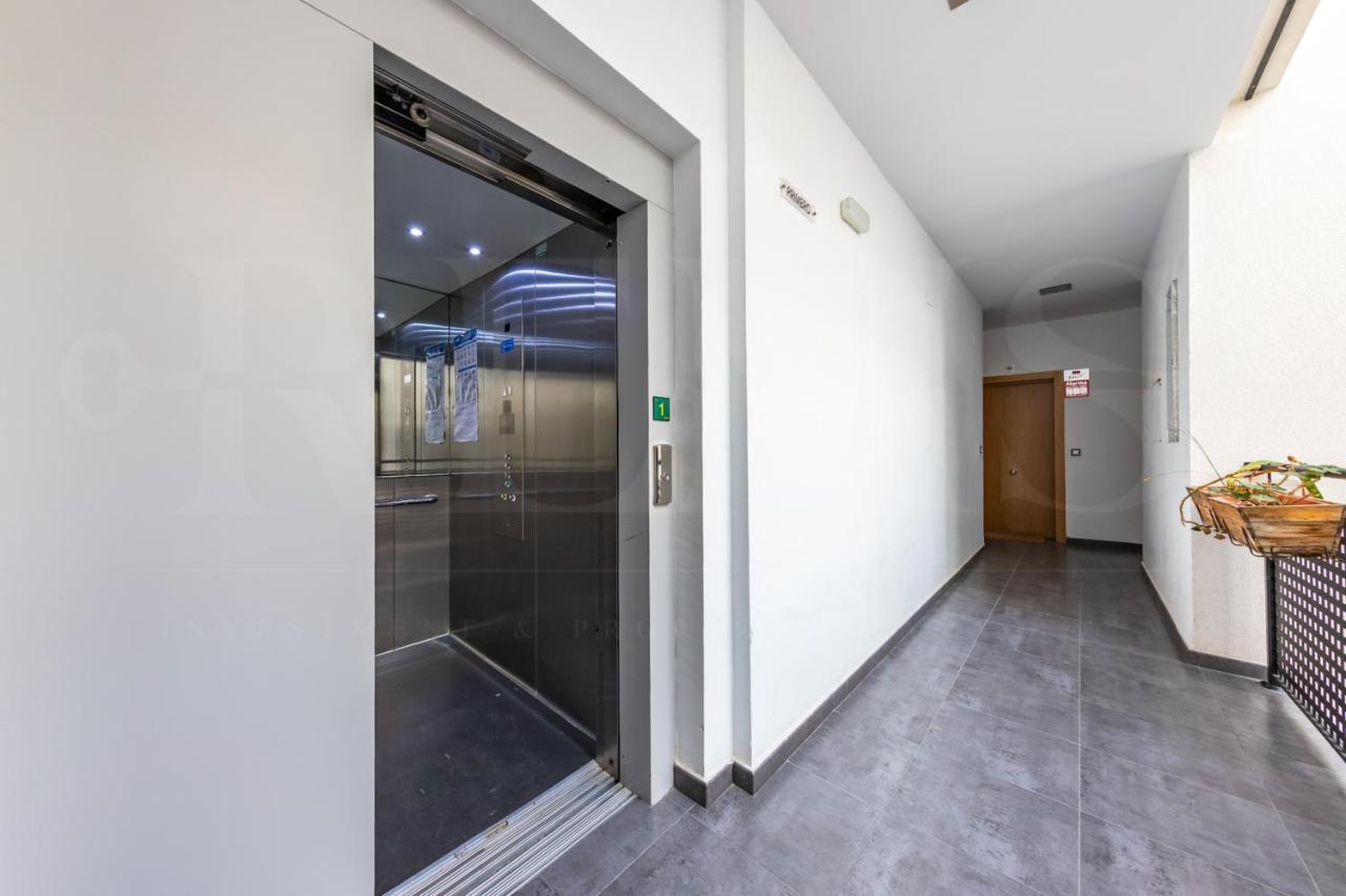 Апартаменты Cozy Flat With Common Pool & Parking - Center By Rems Малага Экстерьер фото